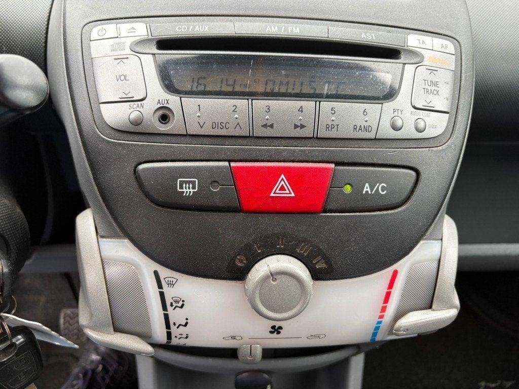 Toyota AYGO 1.0-12V + / APK 08-2027 / AIRCO / CV op Afstand, Voorwielaandrijving, Gebruikt, 4 stoelen, Origineel Nederlands