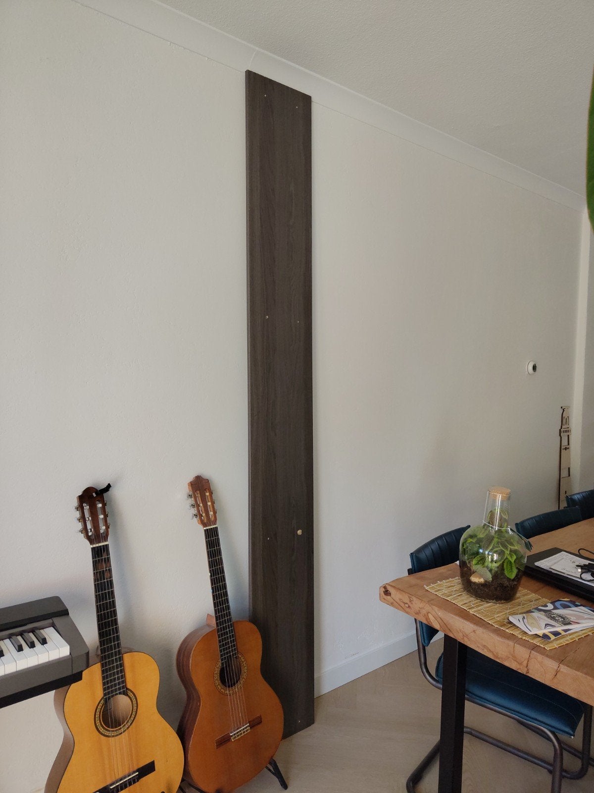 Wandplank donkerbruin hout 2,5m inclusief steunen, Ophalen, Zo goed als nieuw