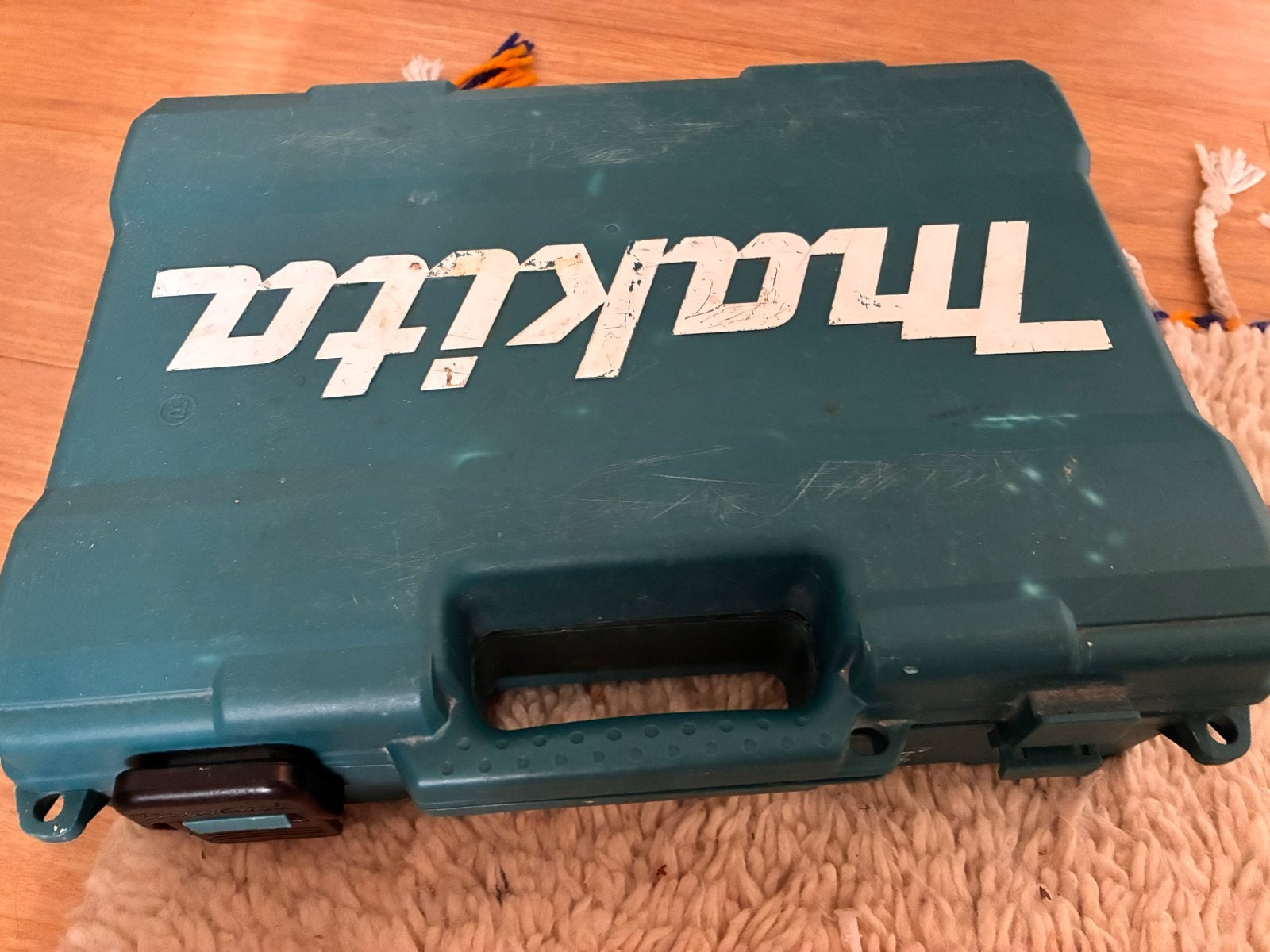 Makita (defect) DF331D  met 2 accu's en lader, Doe-het-zelf en Verbouw, Gebruikt, Variabele snelheid, Ophalen of Verzenden, Boor- en Schroefmachine