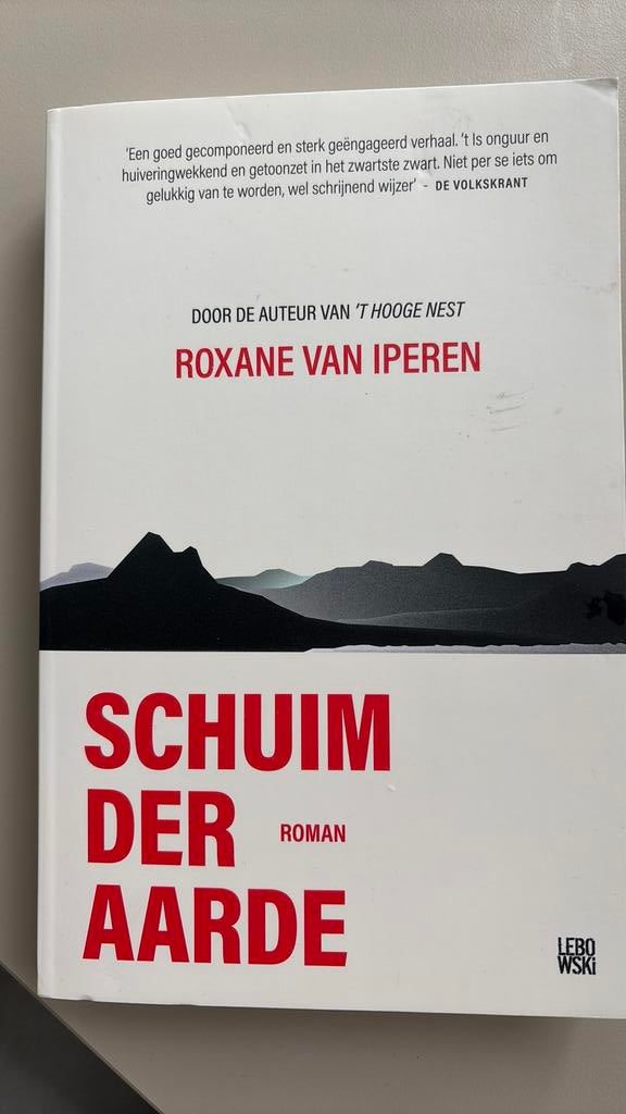 Roxane van Iperen - Schuim der aarde, Boeken, Literatuur, Zo goed als nieuw, Ophalen