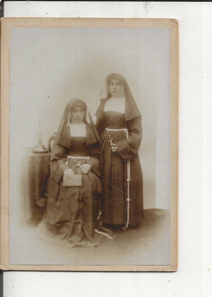 Poeldijk Twee jonge nonnen Louisa en  Philonica Kabinetsfoto, Ophalen of Verzenden, Voor 1920, Ongelopen, Zuid-Holland