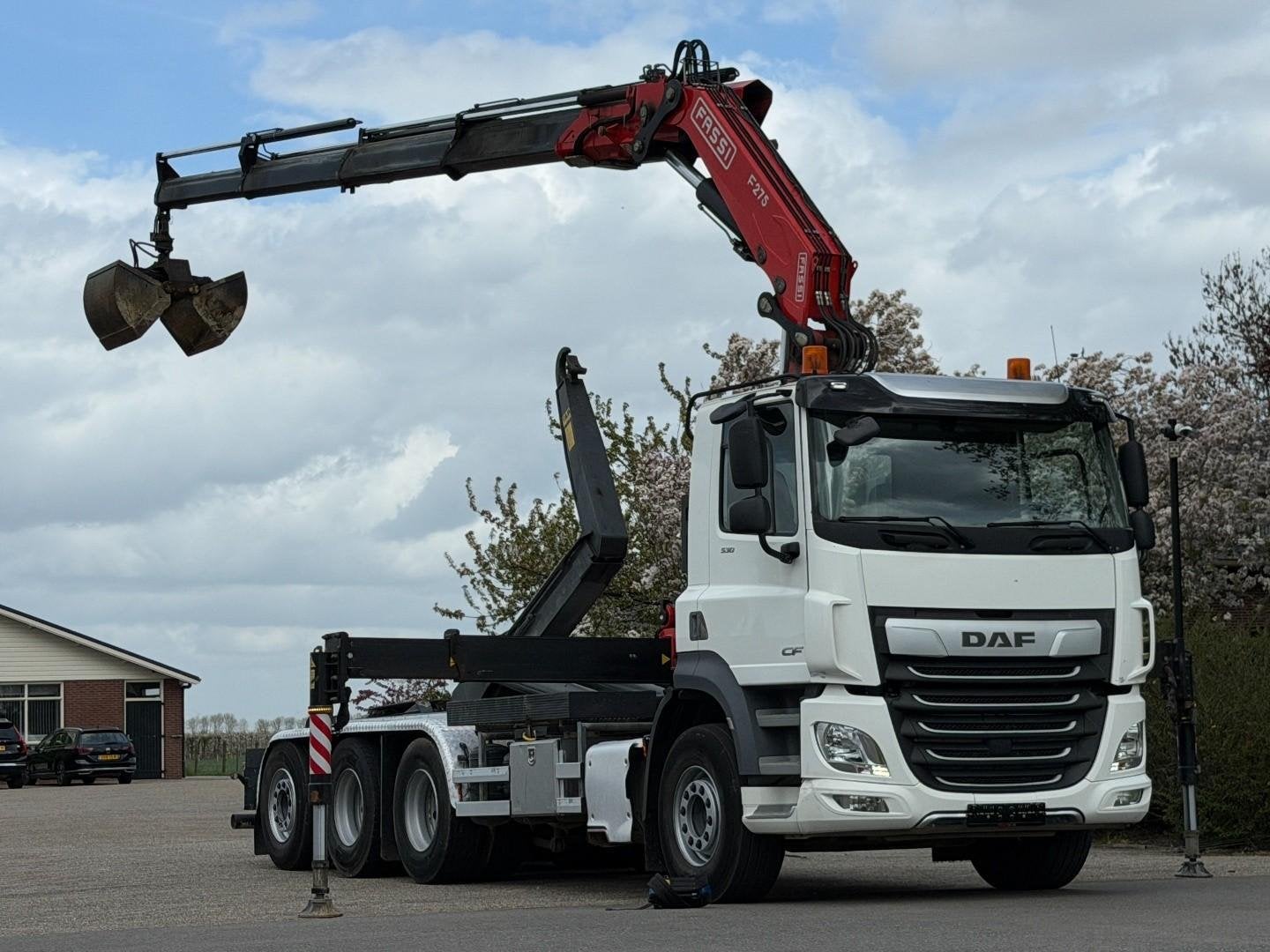 DAF CF530 8x4! TRIPLE!2023! KRAAN/HAAK!EURO6! TOP! DK1202, Auto's, Vrachtwagens, Euro 6, Wit, Bedrijf, DAF