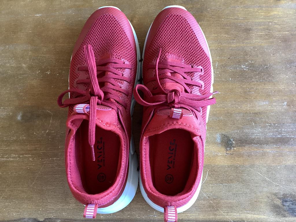 Rode sneaker maat 40, Kleding | Dames, Schoenen, Venice, Ophalen of Verzenden, Rood, Sneakers of Gympen