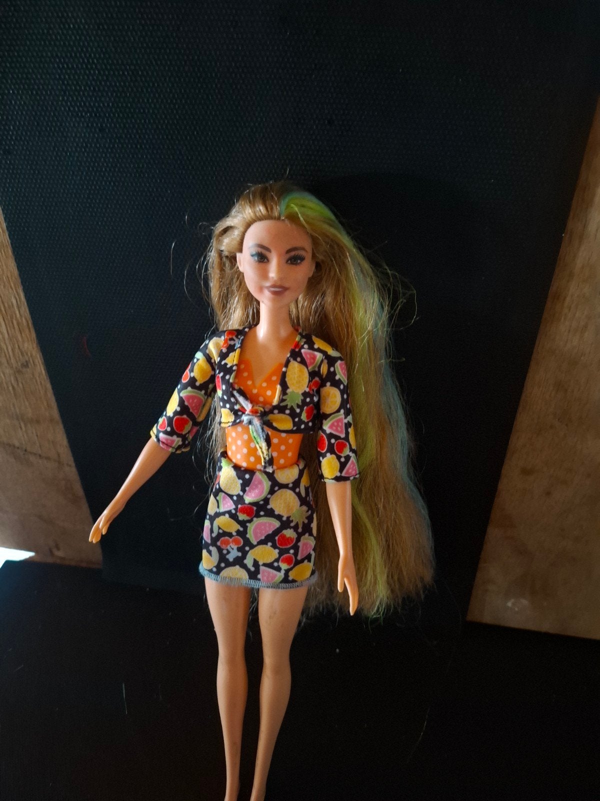 Barbie pop met kleurrijk fruitjurkje en lang haar, Kinderen en Baby's, Ophalen of Verzenden, Gebruikt, Barbie