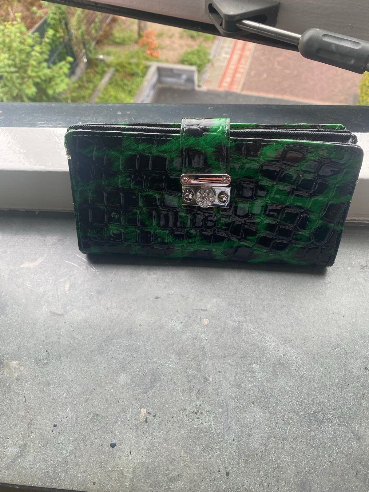Groene portemonnee met krokodillenprint en knipsluiting, Overige merken, Ophalen of Verzenden, Zo goed als nieuw, Met knipsluiting