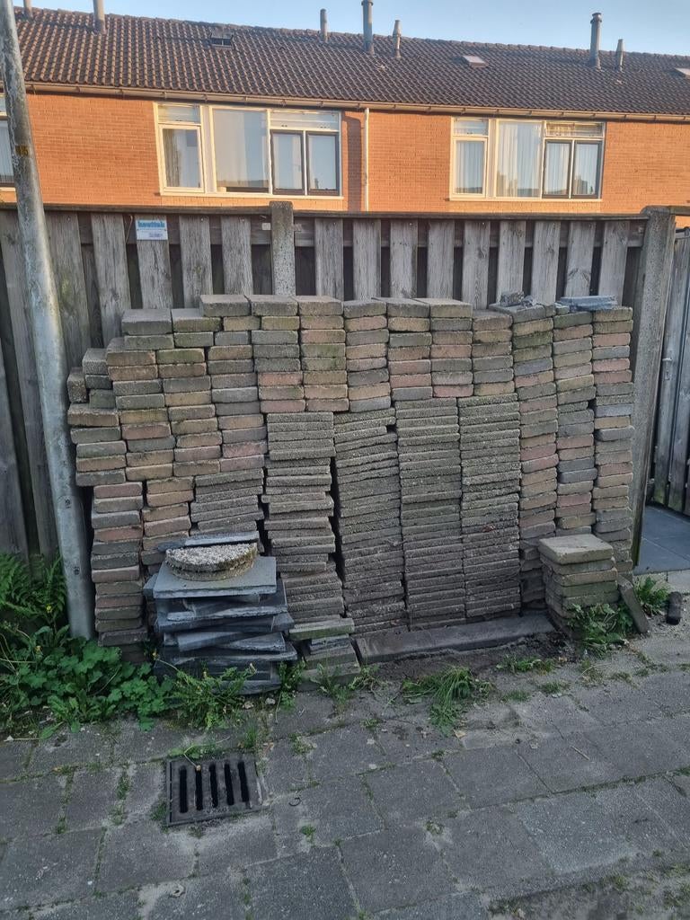 Gratis af te halen: Korte en lange stenen (ca. 1020 stuks), Tuin en Terras, Ophalen, Zo goed als nieuw, Beton, Terrastegels