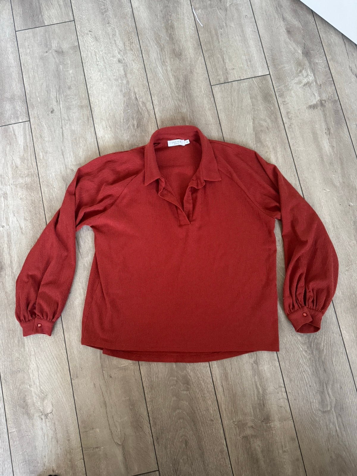 Wijnrode blouse met v hals en kraag. Costes maat M - L, Ophalen of Verzenden, Zo goed als nieuw, Maat 38/40 (M), Rood