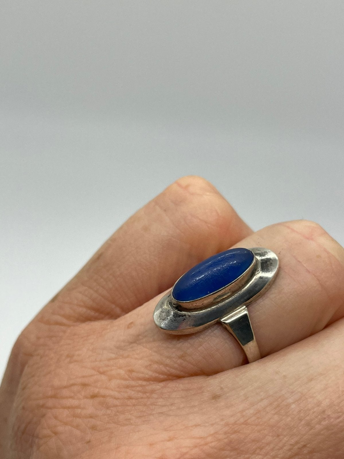 E826 Prachtige zilveren ring blauwe steen maat 17,5, Sieraden, Tassen en Uiterlijk, Antieke sieraden, Ophalen of Verzenden, Zilver