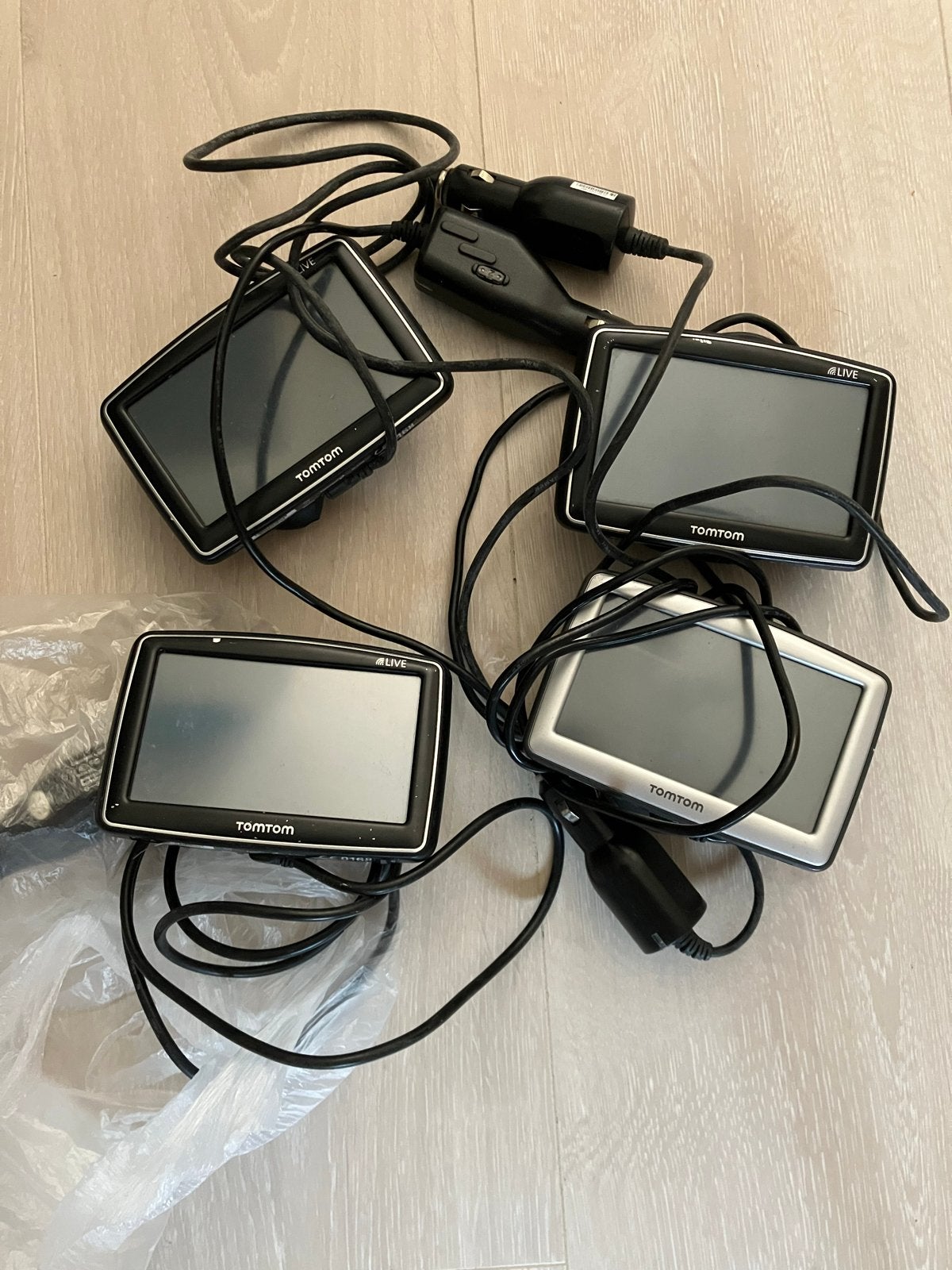 TomTom navigatiesystemen XL (4 stuks) met laders, Auto diversen, Autonavigatie, Ophalen of Verzenden, Gebruikt
