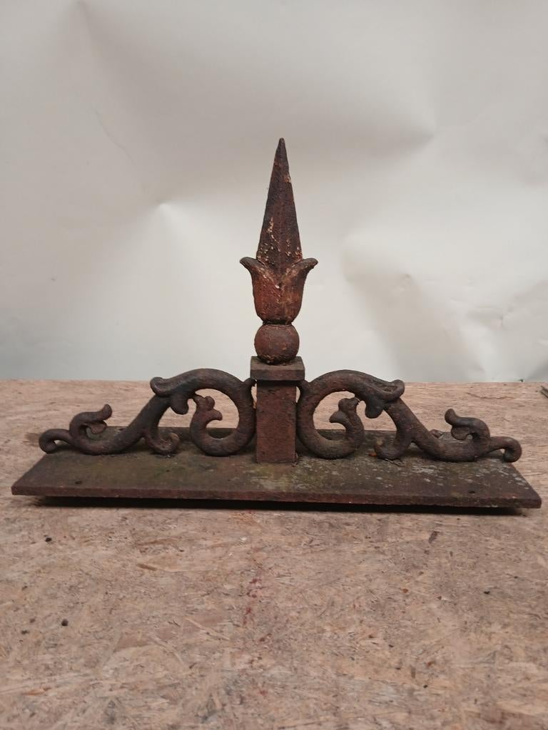 Antieke gietijzeren ornament met fleur-de-lis, Ophalen