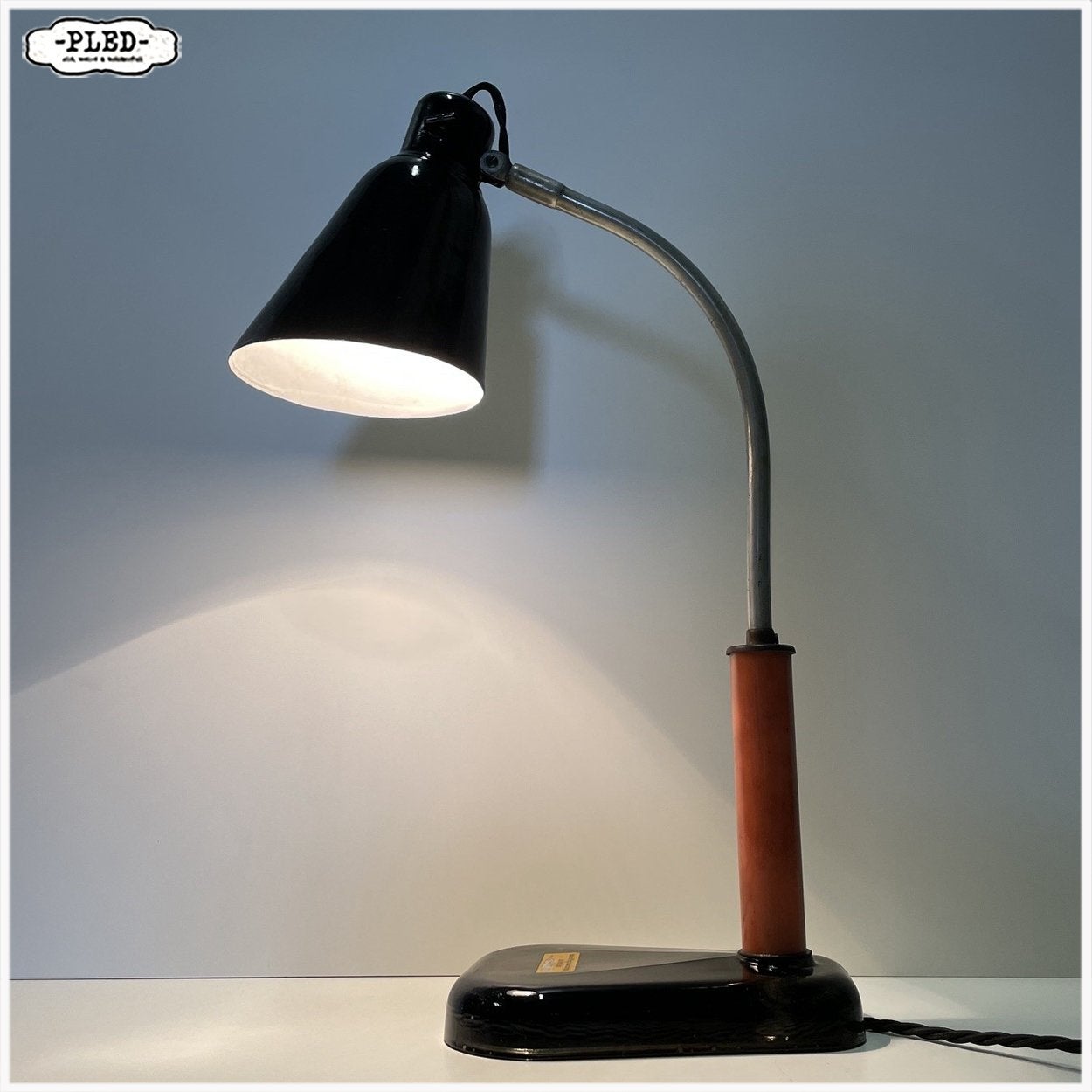 Oude Bauhaus lamp tafellamp met glazen voet, Gebruikt, Bauhaus, Flachstrickmaschinebau Karl-Marx-Stadt, dat nu (net als voor de oorlog) weer Chemnitz heet.