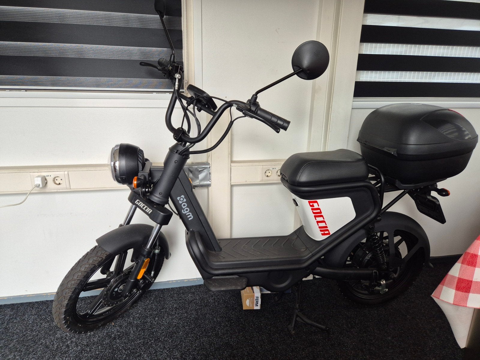 AGM Goccia elektrische scooter met helm en slot, Ophalen of Verzenden, Zo goed als nieuw