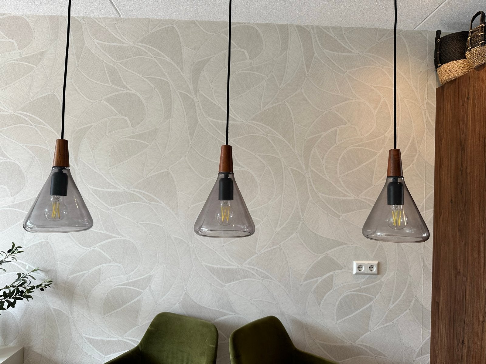 Set van 3 rookglas hanglampen met walnoot accent, Ophalen, Zo goed als nieuw, Glas, 75 cm of meer