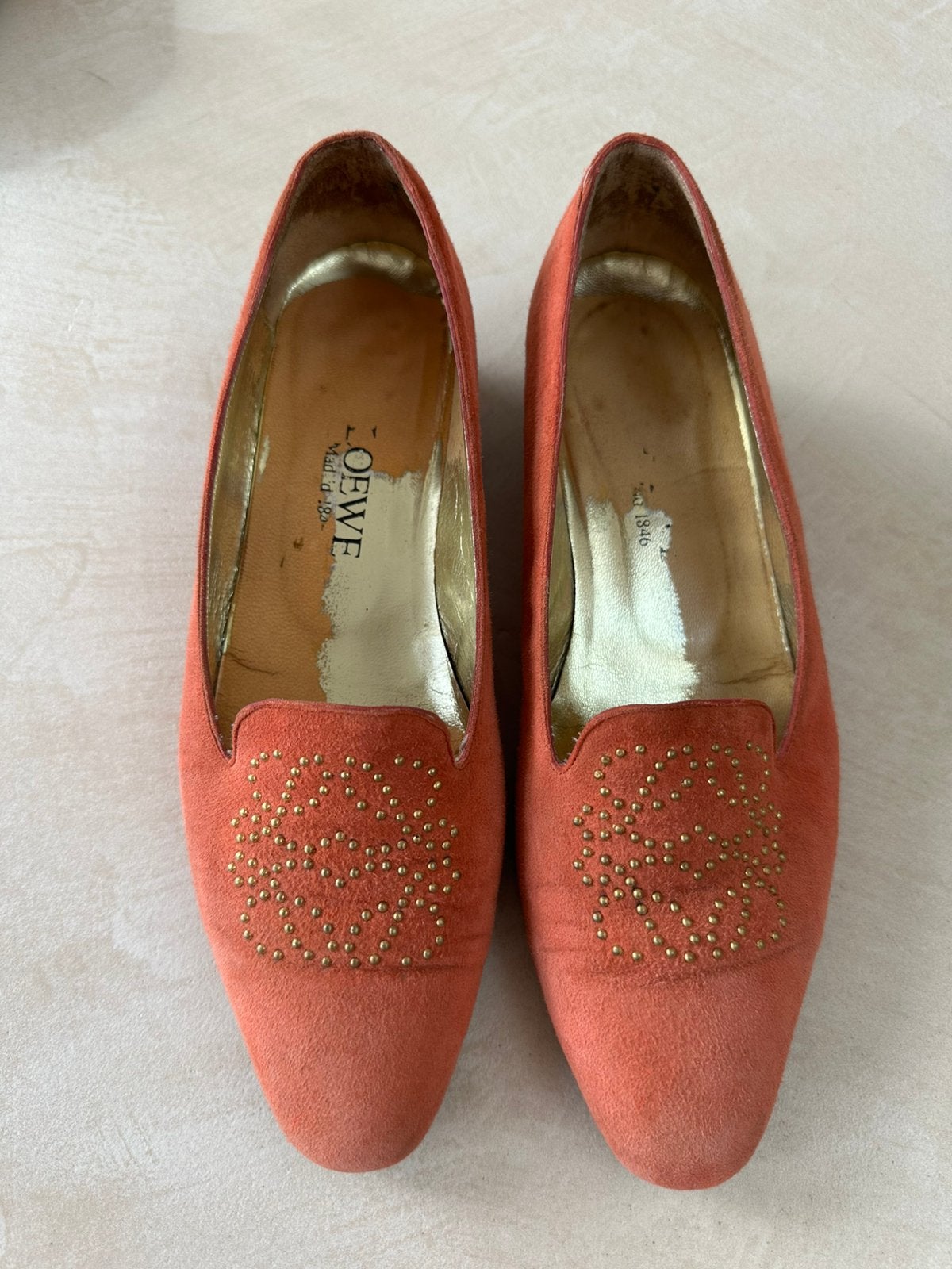 Loewe vintage instappers suède met studs logo maat 37,5, Instappers, Oranje, Ophalen of Verzenden, Gedragen