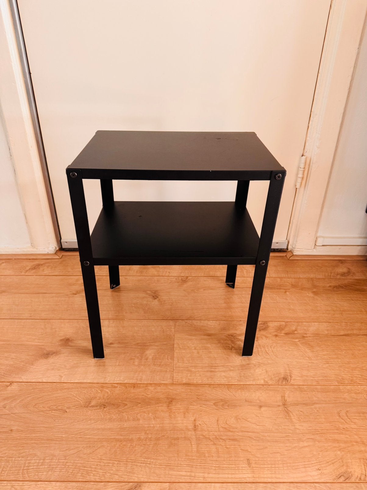 Ikea KNARREVIK - nachtkastje -tafel - bijzettafel, Ophalen, Zo goed als nieuw, Minder dan 45 cm
