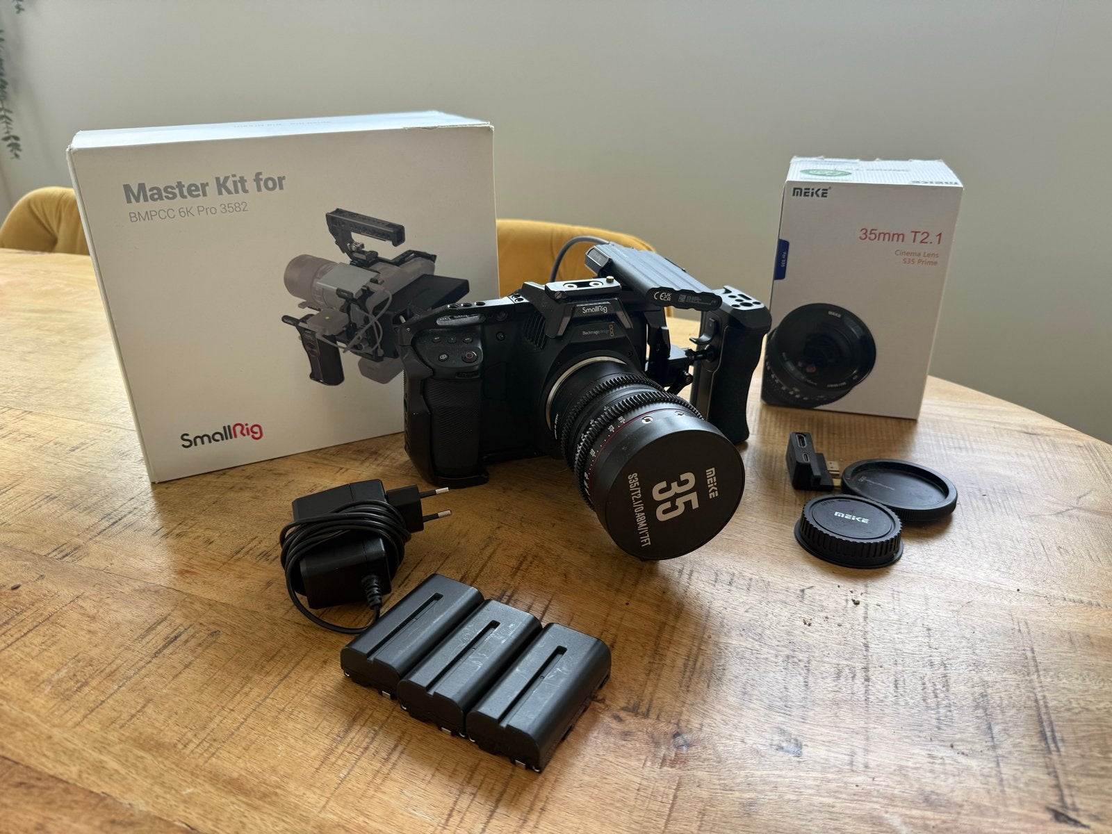 Blackmagic Pocket Cinema Camera 6K Pro met Meike lens