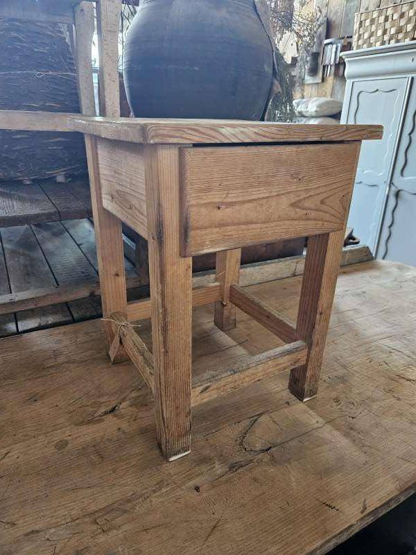 oude hocker ``WOONWINKEL RUSTIEK``, Ophalen of Verzenden