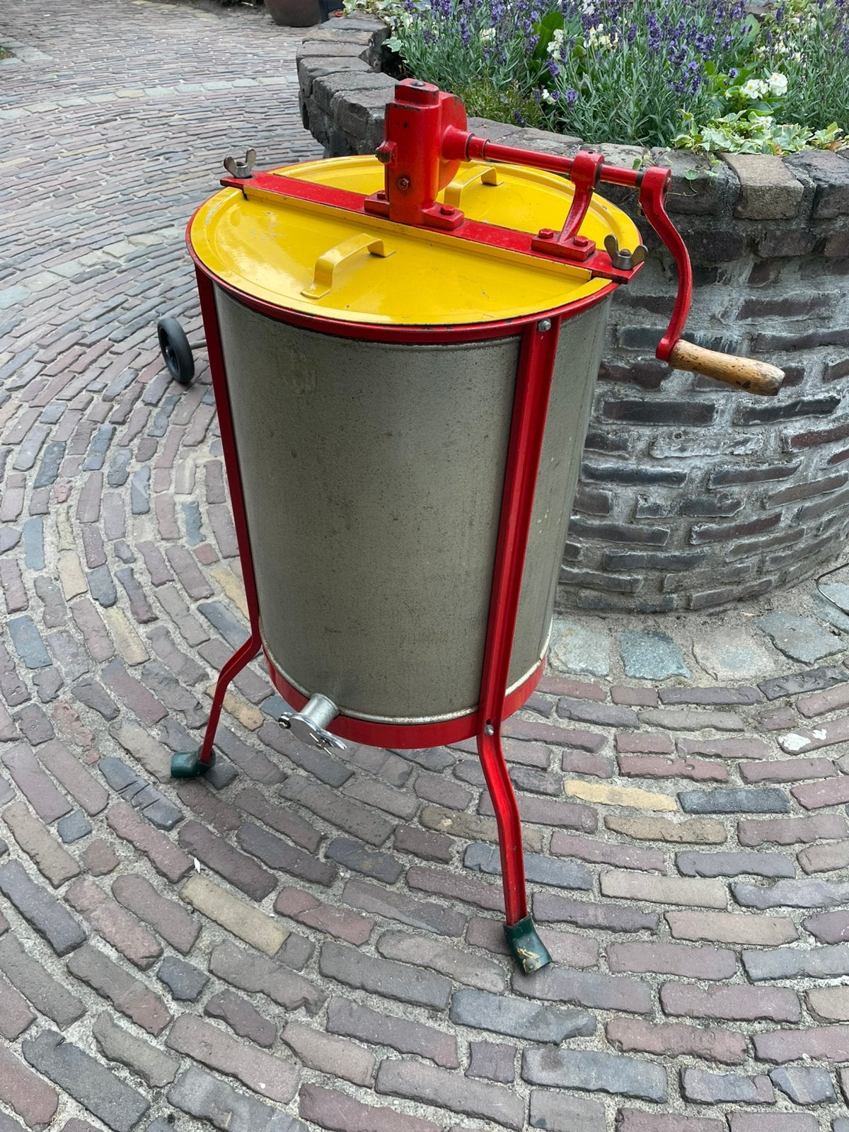 Honingslinger slinger, Bijen