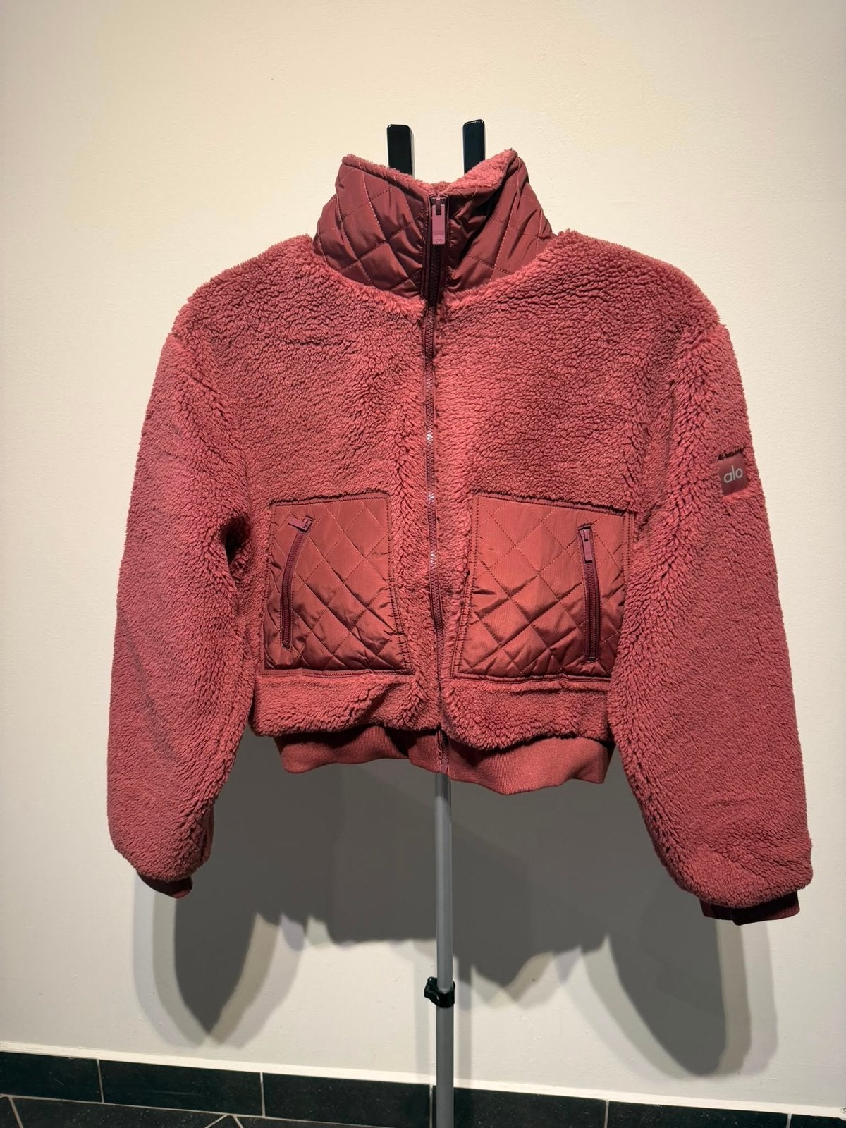 Alo Yoga Sherpa Varsity Jacket - Nieuw met labels M, Ophalen of Verzenden, Nieuw, Maat 38/40 (M), Rood