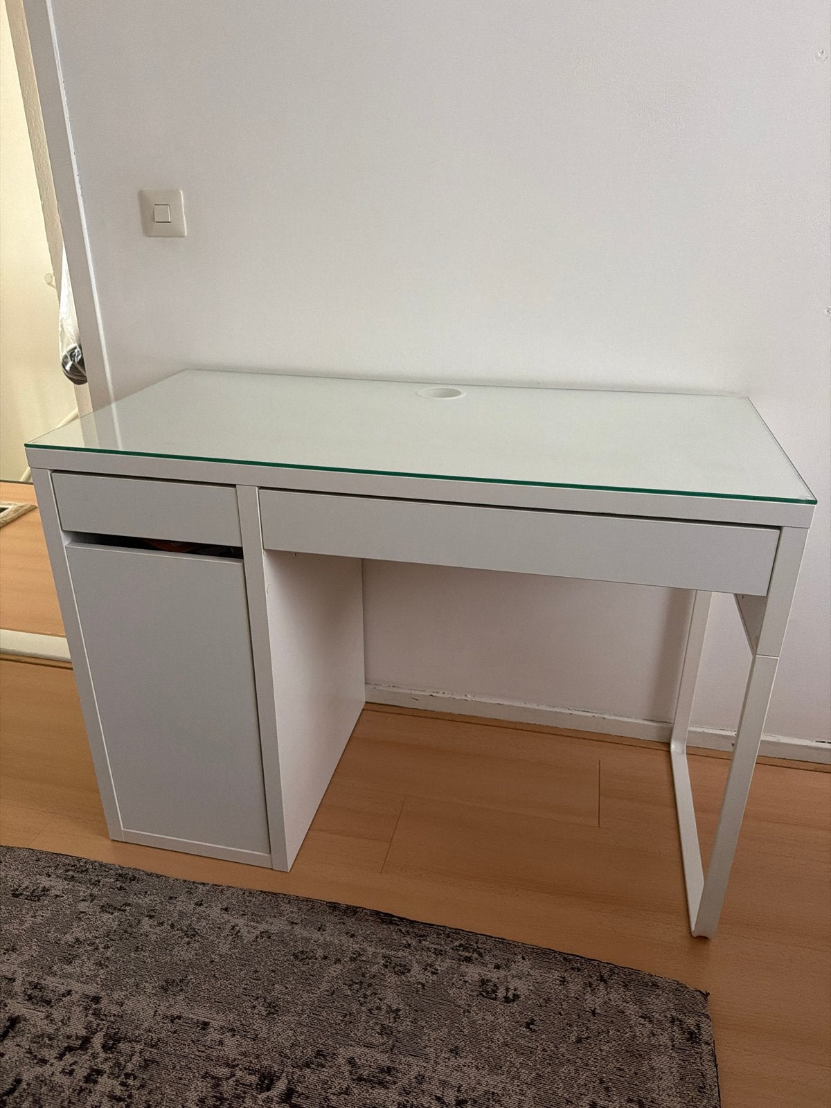 IKEA MICKE Bureau met op maat gemaakte glasplaat, Huis en Inrichting, Ophalen, Met lades, Zo goed als nieuw, IKEA