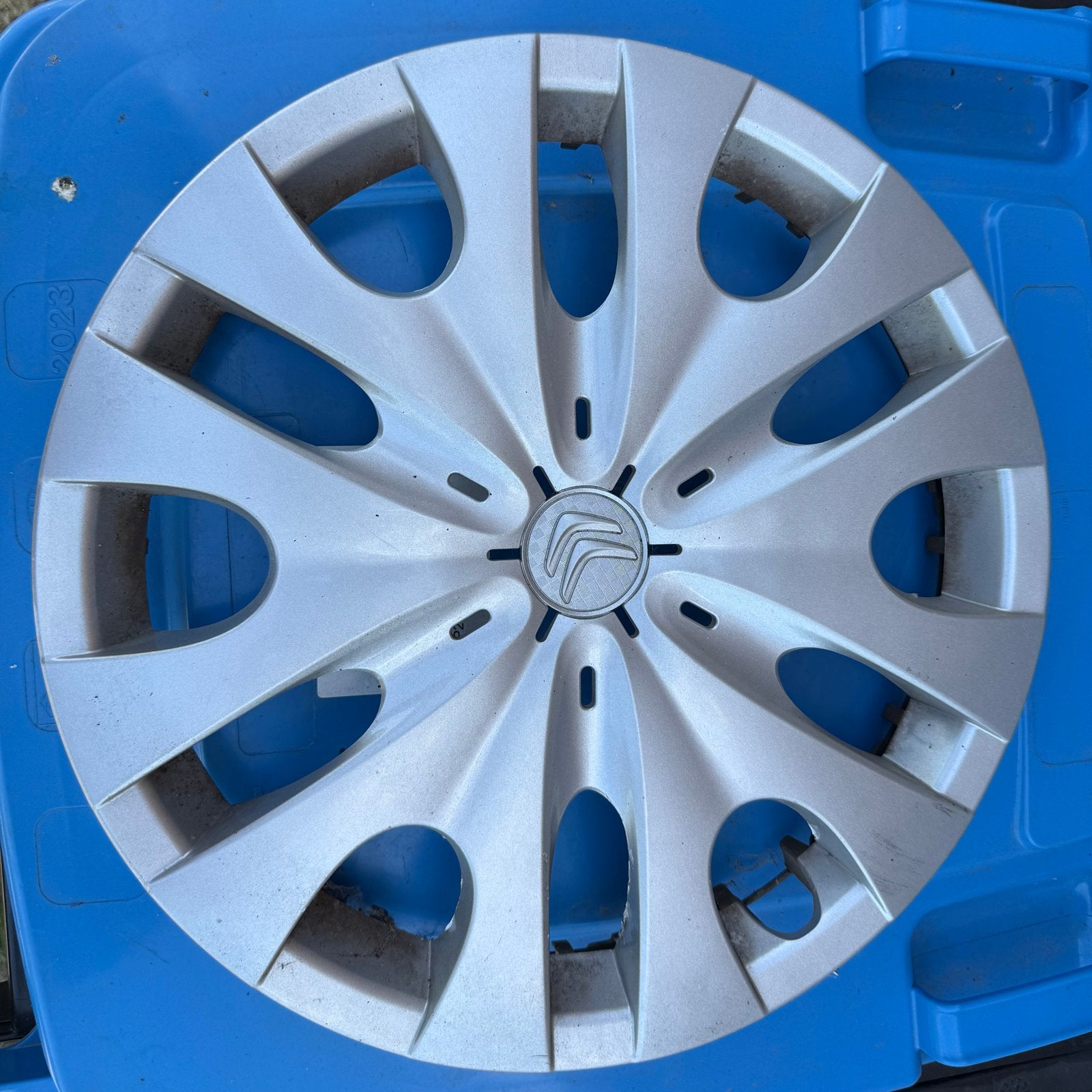 2 Originele Citroën C1 wieldoppen 14 inch met metalen beugel, Auto diversen, Wieldoppen, Ophalen of Verzenden, Gebruikt