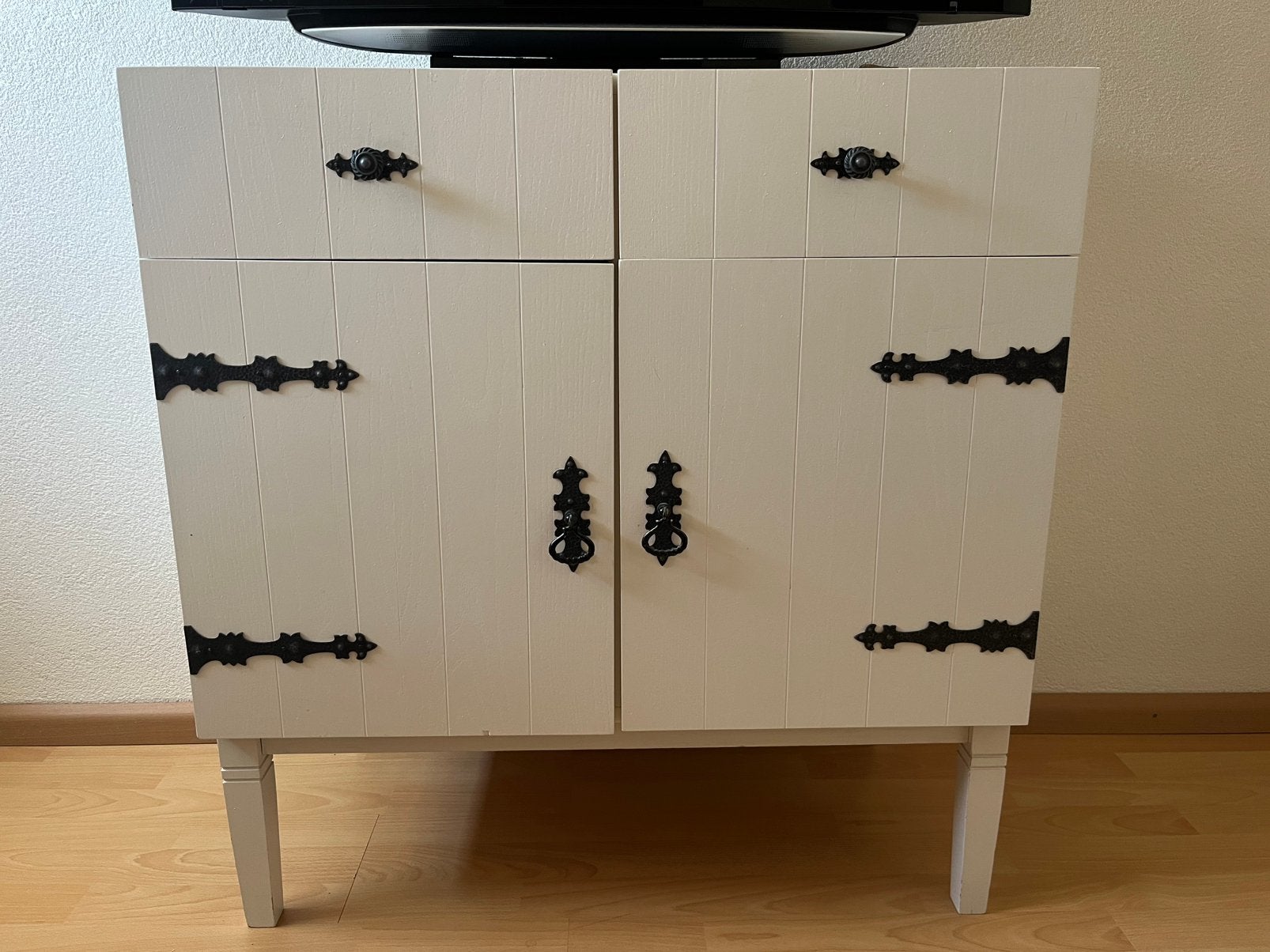 Witte Commode kast met zwart beslag, Kinderen en Baby's, Kinderkamer | Commodes en Kasten, 50 tot 70 cm, Ophalen of Verzenden