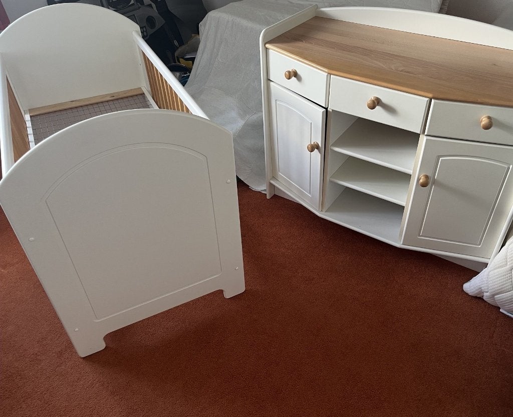 baby ledikant en commode, wit beuken, met veel kastruimte., Ophalen, Zo goed als nieuw, Lattenbodem, Minder dan 140 cm