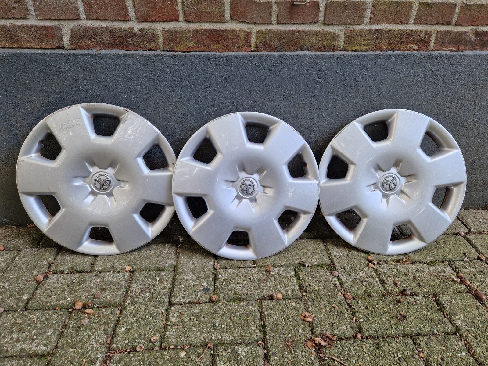3 originele 15 inch Toyota E12 wieldoppen, Auto diversen, Ophalen of Verzenden, Gebruikt
