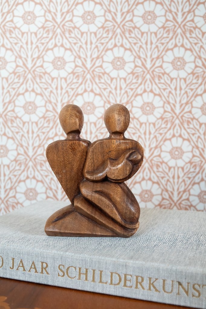 Houten beeldje gezin vader moeder baby, Ophalen of Verzenden, Zo goed als nieuw, Bruin, Hout