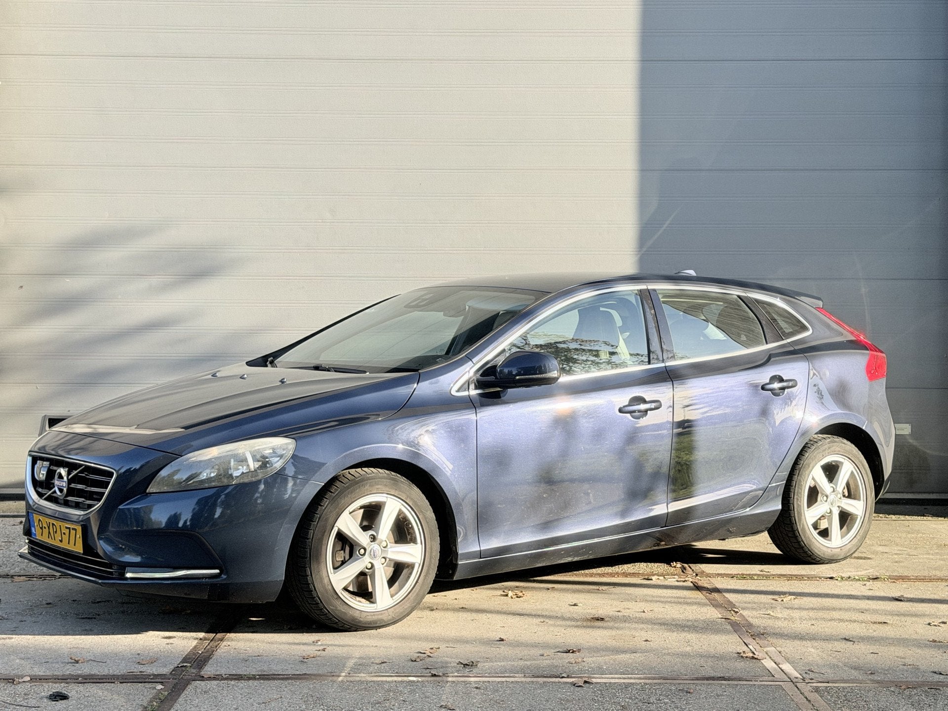 Volvo V40 2.0 D4 Summum Business (bj 2014), Voorwielaandrijving, Euro 5, Gebruikt, Beige