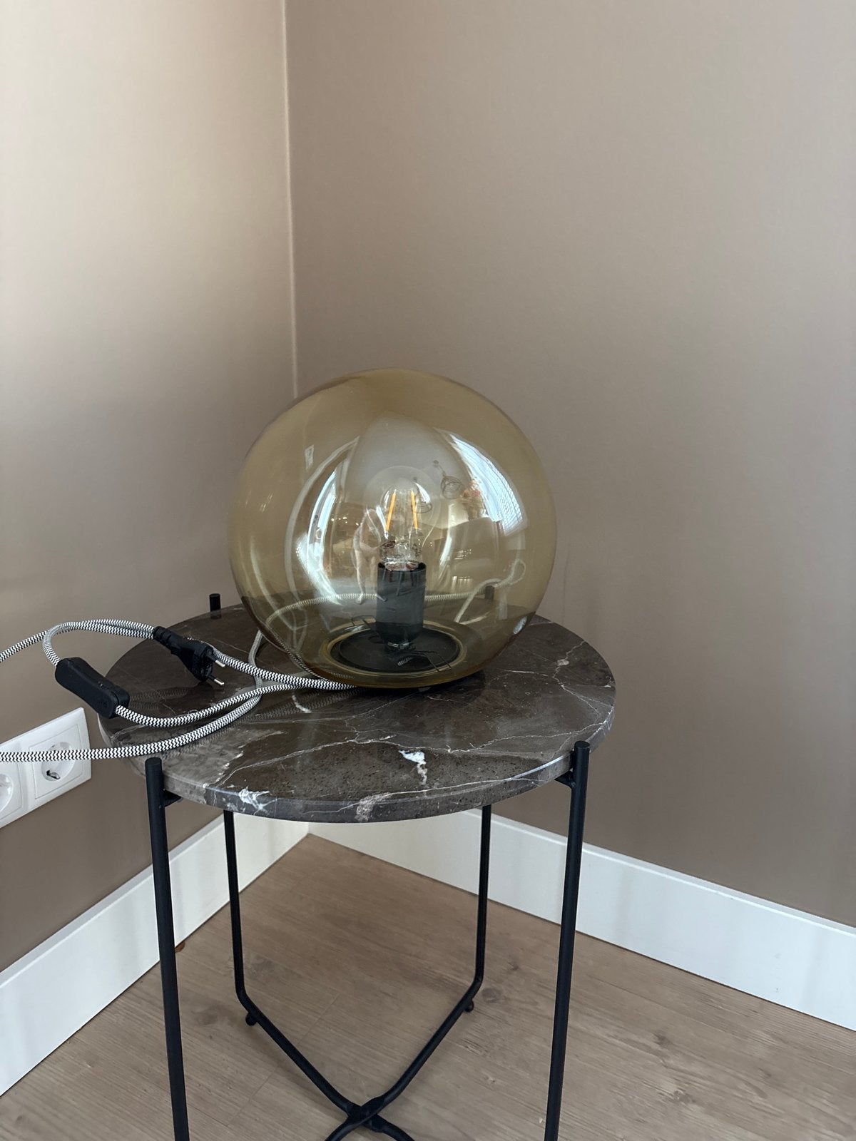Moderne tafellamp met amberkleurige glazen bol, Ophalen, Overige merken, E27 (groot), Overige kleuren