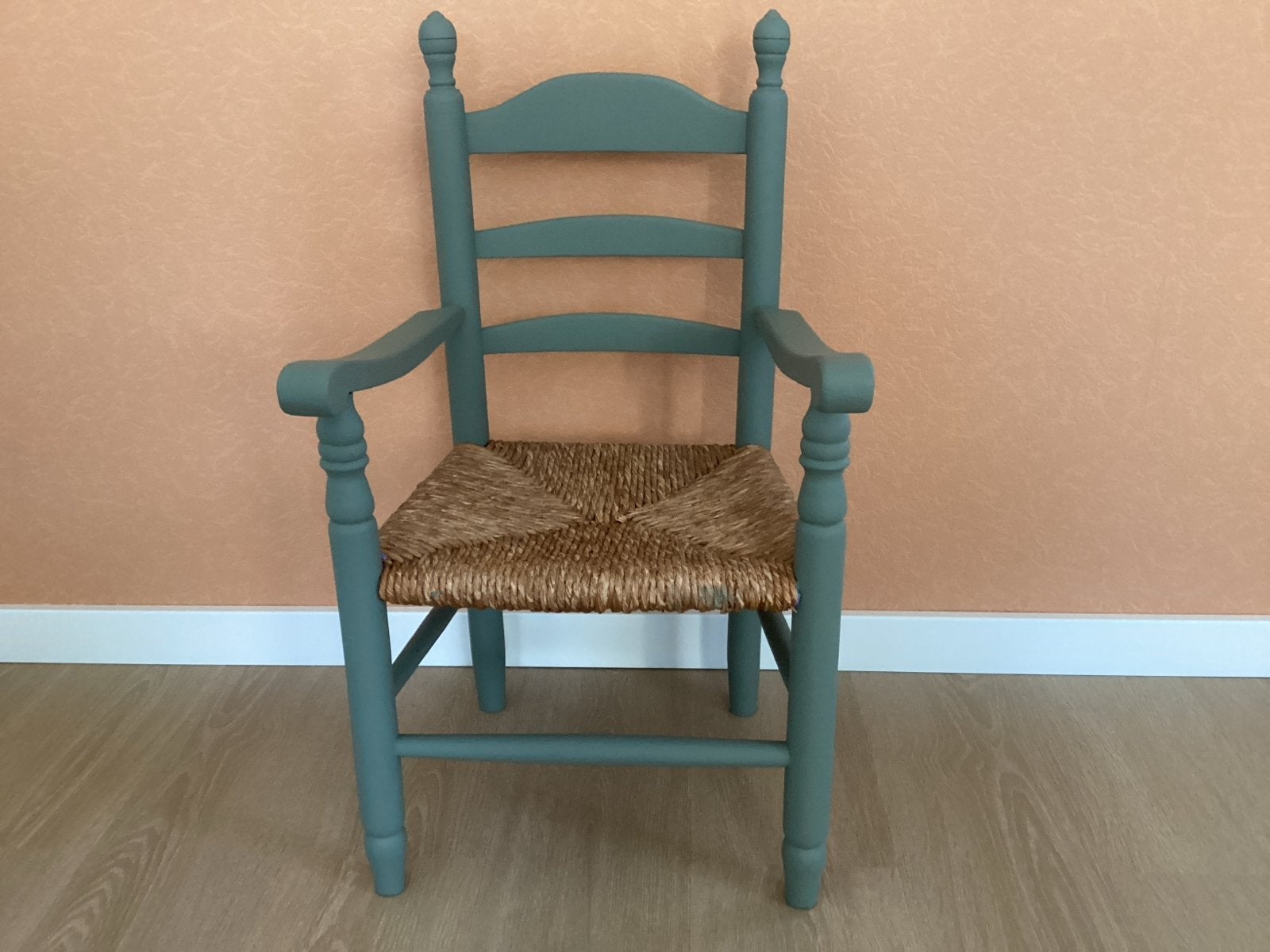 Vintage kinderstoel met armleuningen en rieten zitting t, Ophalen, Gebruikt, Overige typen