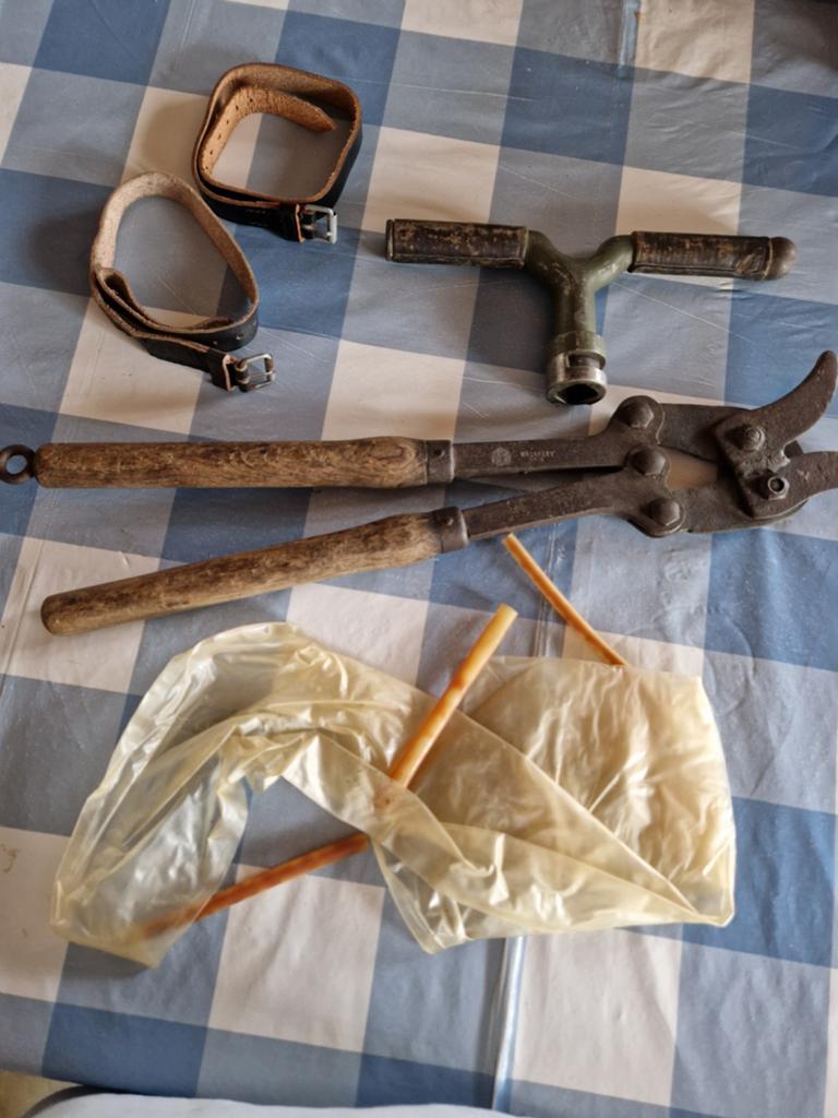 Lot militaria er is een britse tang 1916 bij gelast, Ophalen of Verzenden, Engeland, Hulzen of Bodemvondsten