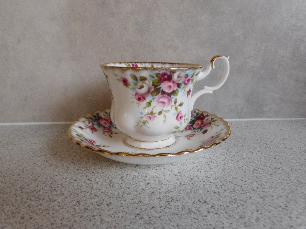Kop en schotel Fine Bone China Cottage Garden Royal Albert, Ophalen of Verzenden, Zo goed als nieuw, Porselein, Kop en/of schotel