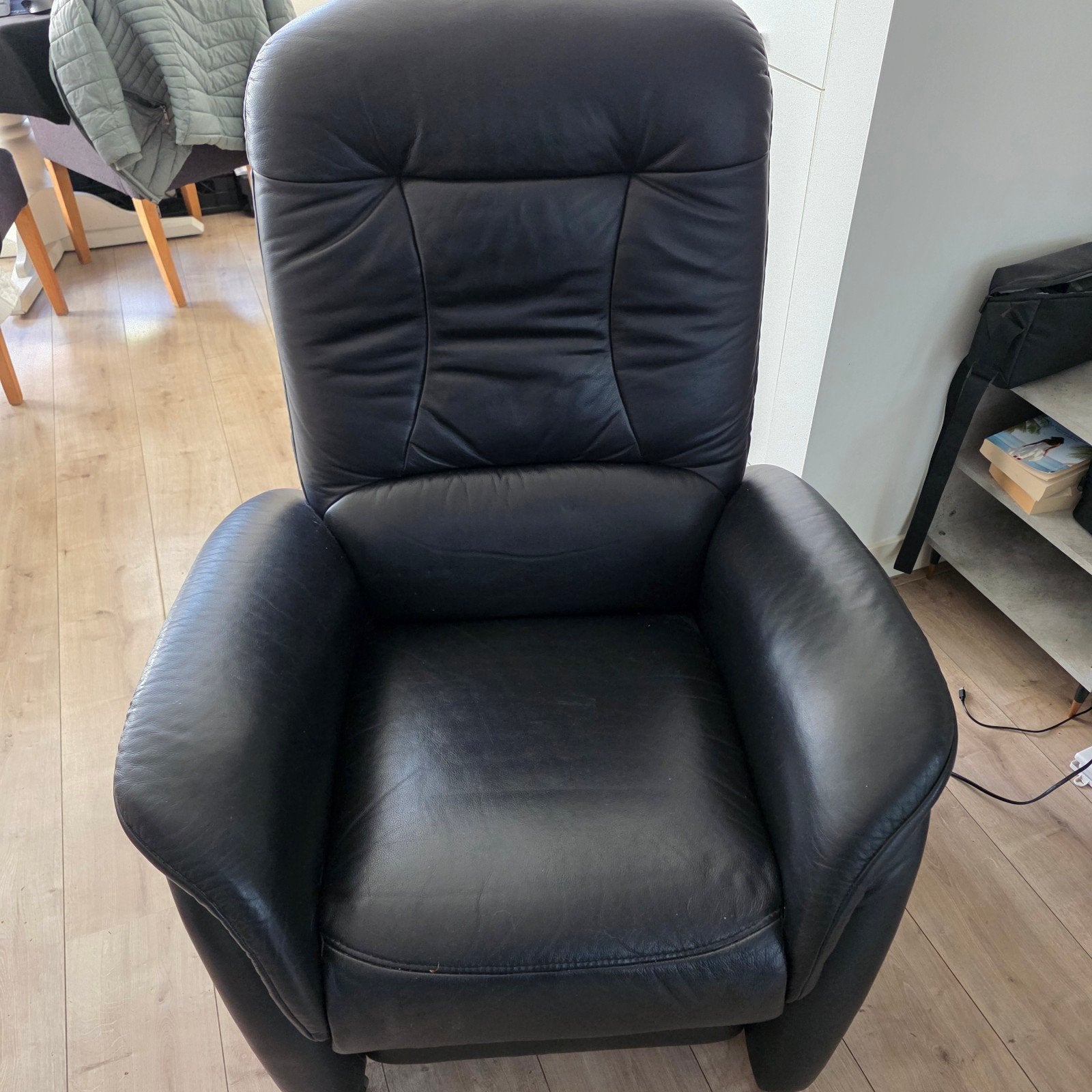 Zwarte leren relaxfauteuil met elektrische verstelling, Ophalen, Gebruikt, Modern, Comfort, 75 tot 100 cm