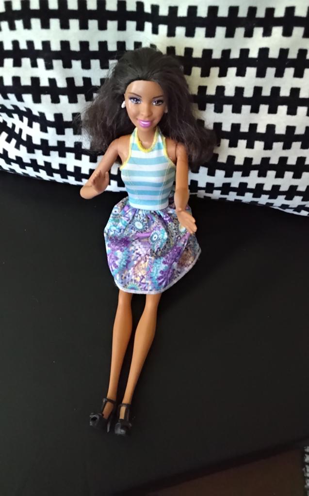 Barbie pop met gestreept topje en bloemenrokje, Ophalen of Verzenden, Gebruikt, Barbie