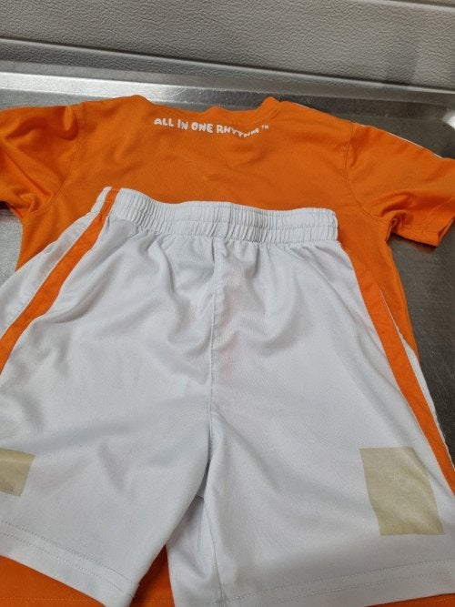 Voetbalset t-shirt en broek 122/128 oranje wit, Ophalen of Verzenden, 'T Olde Gre-j, Info@toldegrej.nl, Endepoelstraat 20f Didam