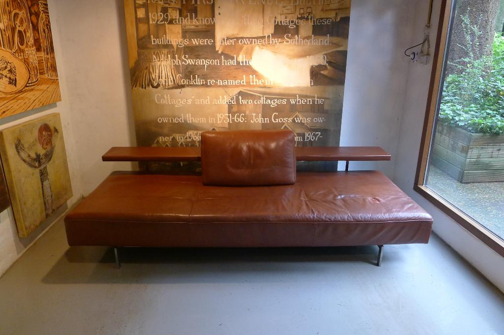ROLF BENZ DONE LEDEREN BANK (SLAAPBANK) IN DE KLEUR COGNAC, Ophalen, 250 tot 300 cm, 100 tot 125 cm, Driepersoons