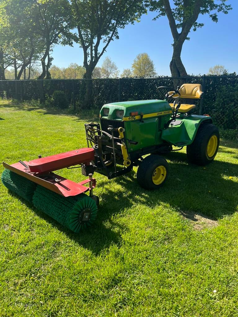 Oldtimer John Deere 400 zitmaaier, incl maaidek, veger, etc., Tuin en Terras, Zitmaaiers, Gebruikt, Sanonches Frankrijk, Elektrische starter