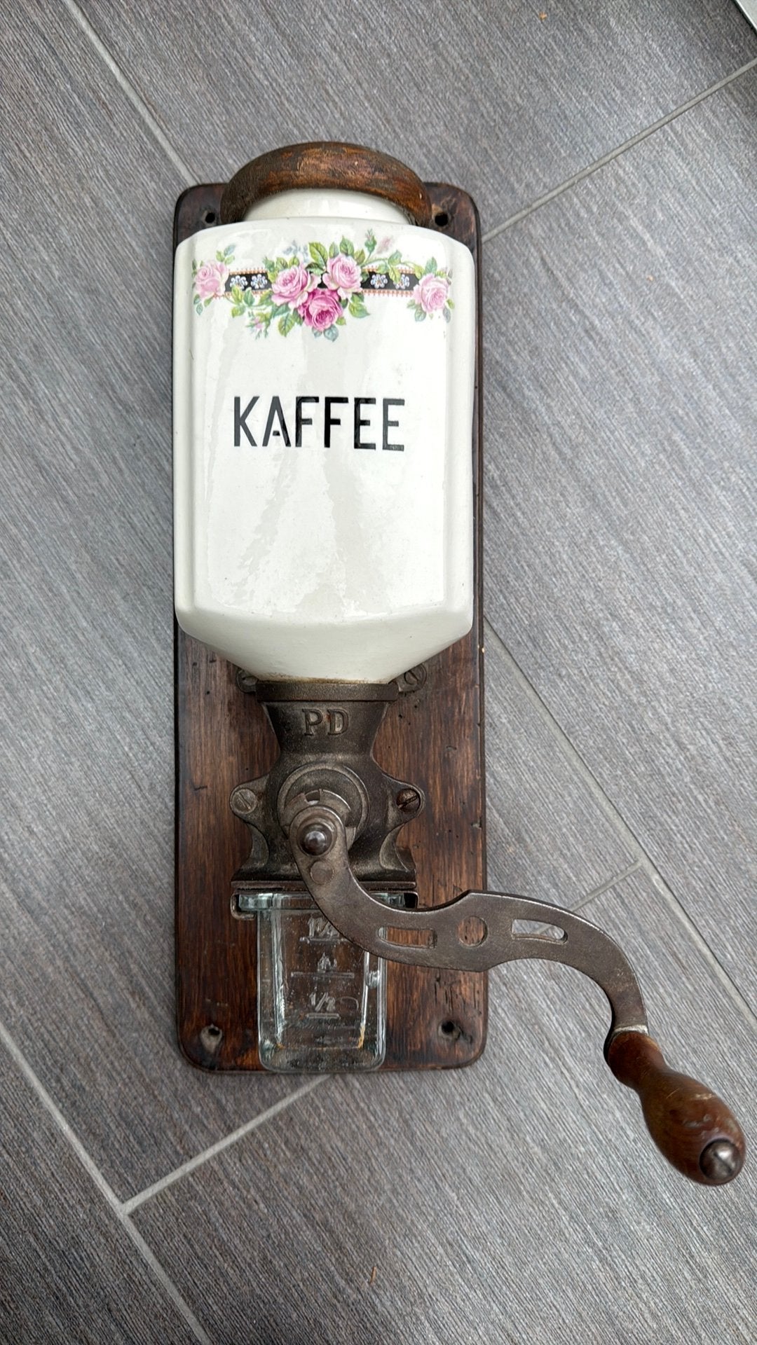 Antieke wandkoffiemolen PeDe met rozenmotief, ca. 1910-1920, Ophalen