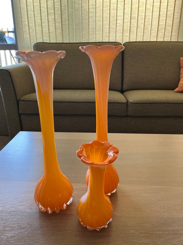 3 Oranje/Wiite siervazen, Oranje, Ophalen of Verzenden, Minder dan 50 cm, Glas