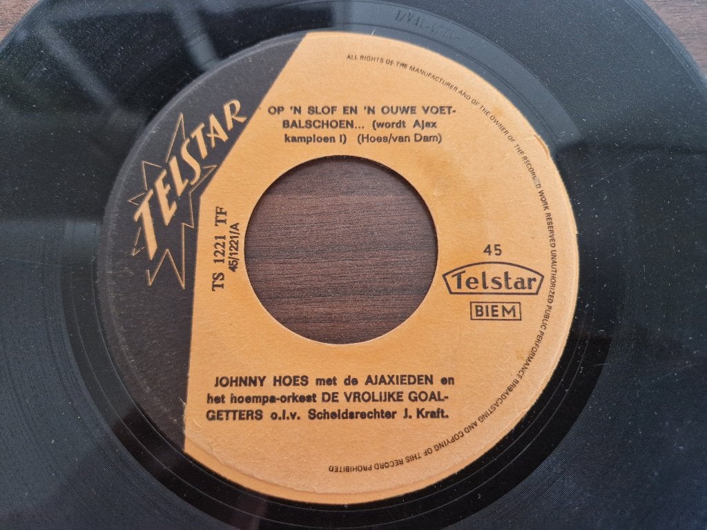 TELSTAR Johnny Hoes En De Ajaxieden – Op 'n Slof En 'n Oude, 7 inch, Ophalen of Verzenden, Zo goed als nieuw, Nederlandstalig