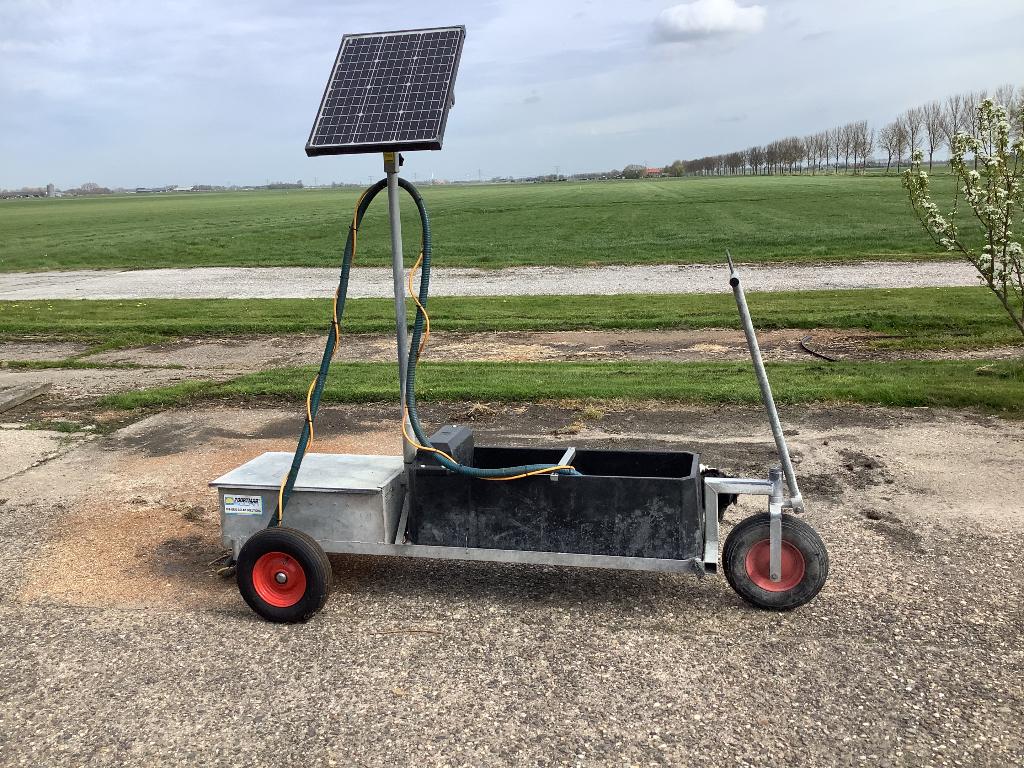 waterbak met zonnepaneel, Ophalen, Veehouderij, Weidebouw