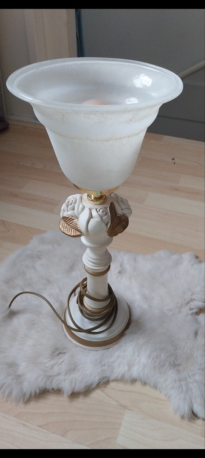 Elegante Tafellamp met Rozen en Gouden Details, Gebruikt, 50 tot 75 cm, Ophalen of Verzenden, Klassiek, Romantisch
