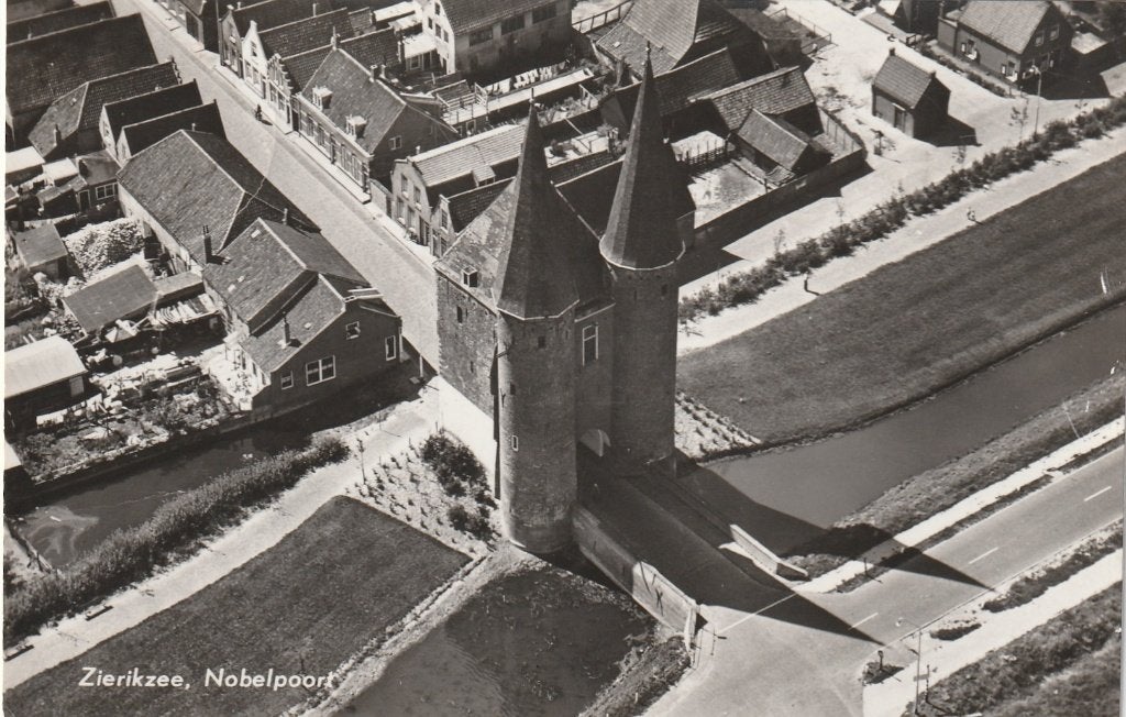 ZIERIKZEE Nobelpoort Luchtfoto, Verzamelen, Verzenden, 1960 tot 1980, Gelopen, Zeeland