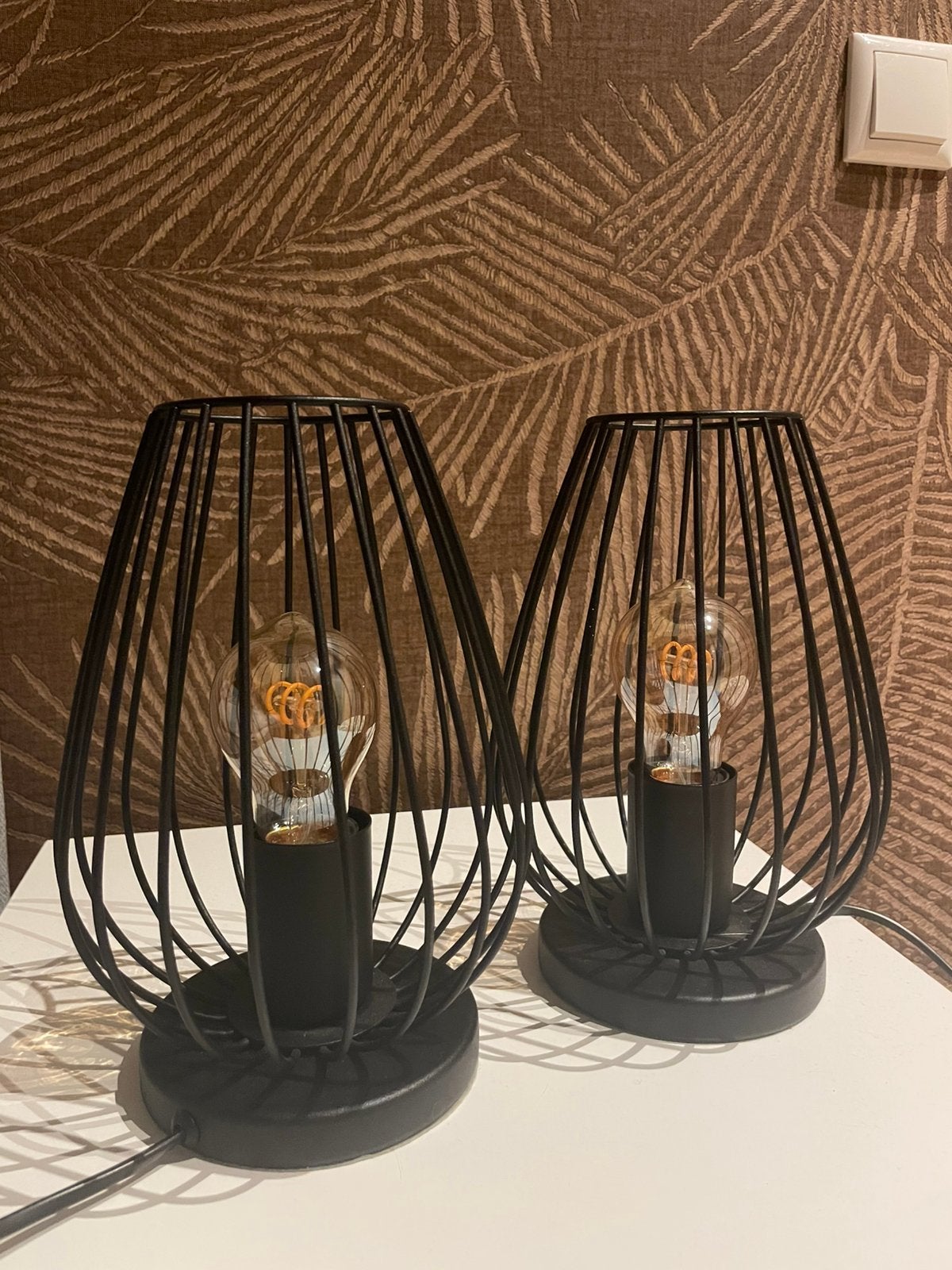 2 zwarte lampjes E27 - Ø 23 cm, Huis en Inrichting, Lampen | Tafellampen, Ophalen, Met schakelaar, Nachtlamp, E27 (groot)