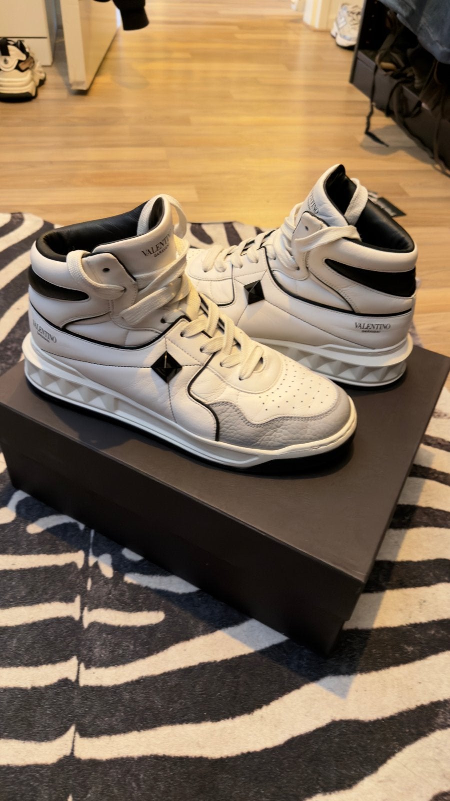 Valentino Garavani Sneakers - Zo goed als nieuw mt 41, Ophalen of Verzenden, Zo goed als nieuw, Wit, Sneakers of Gympen