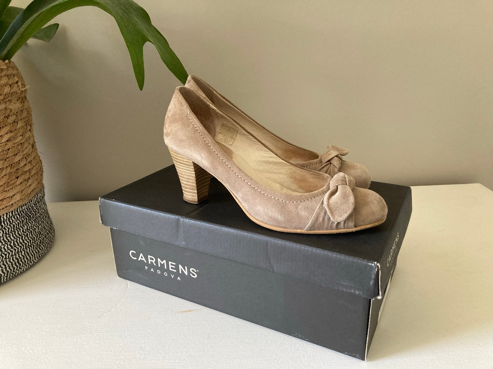 Carmens Padova suède pumps met strik - Maat 38, Pumps, Beige, Ophalen of Verzenden, Gedragen