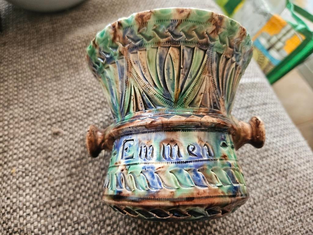 Fries kerfsnede aardewerk vaasje 'Emmen', Antiek en Kunst, Ophalen of Verzenden
