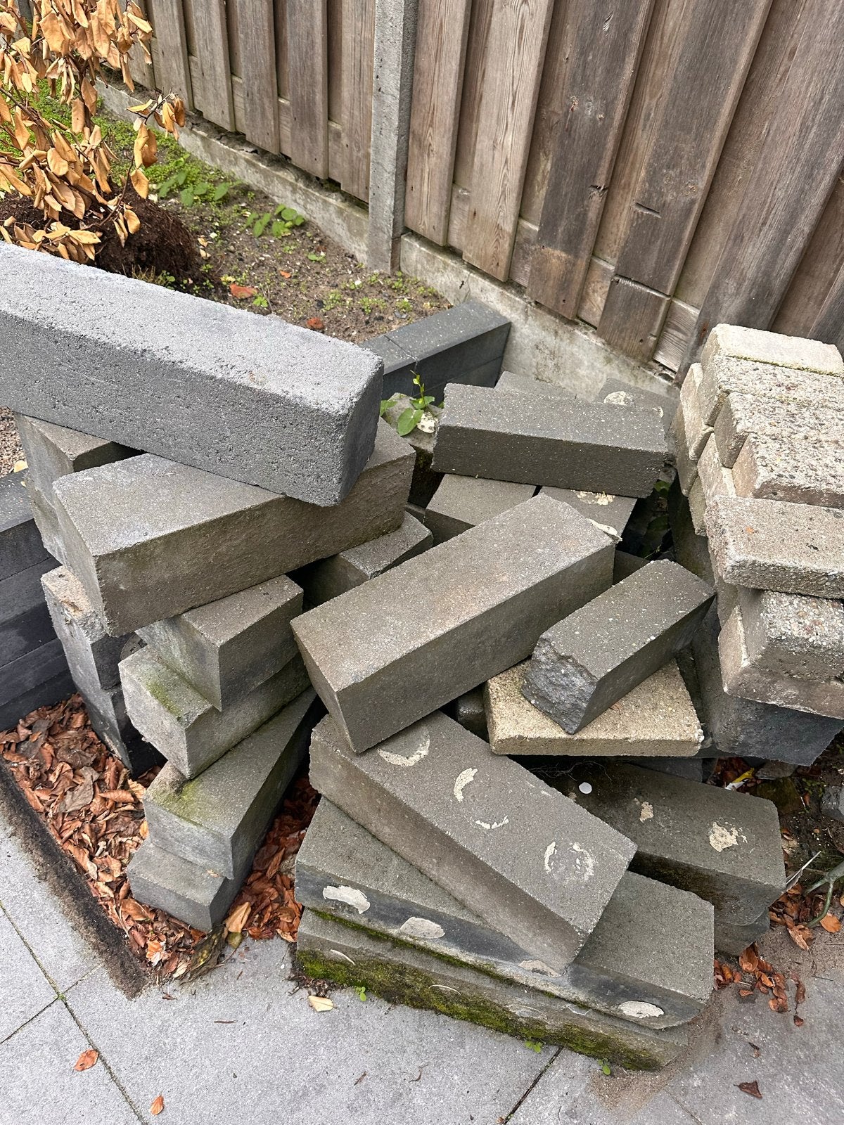Diverse partij gebruikte beton- en bakstenen, Ophalen, Gebruikt, Beton